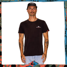 Load image into Gallery viewer, Y2K Quiksilver Hawaii Graphic Tee (M)
