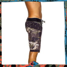 Load image into Gallery viewer, Y2K Quiksilver Supreme Tech Boardies (32")
